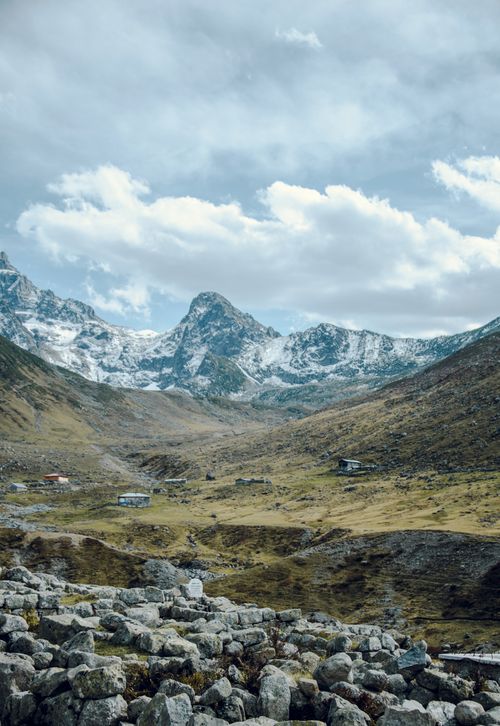 Free Scenic view of snow-capped mountains and rocky terrain in Rize, Türkiye. Stock Photo