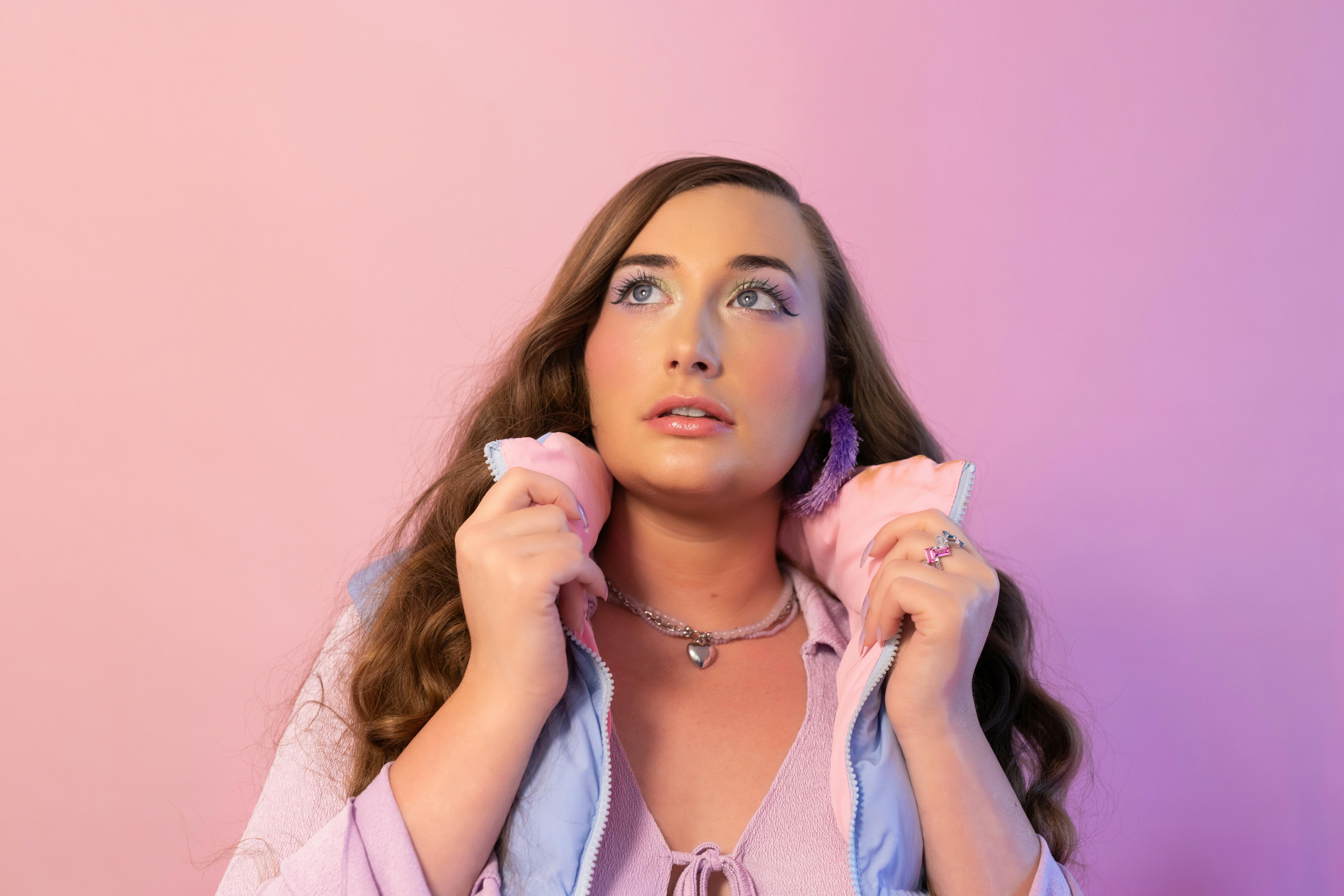 Kostenlos Junge Frau in rosa und blauer Mode posiert vor pastellfarbenem Hintergrund. Stock-Foto