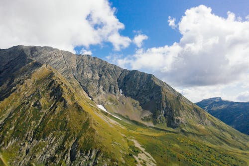 Foto De Mountain Under Cloudy Sky