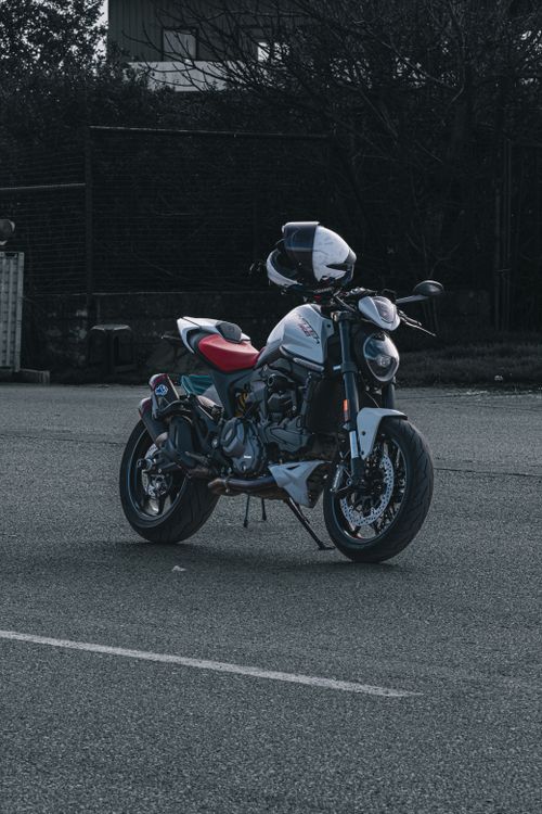 Free A powerful motorcycle parked outdoors, perfect for enthusiasts and adventure seekers. Stock Photo