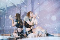 年轻女子在室内拍摄充满气泡和倒影的照片