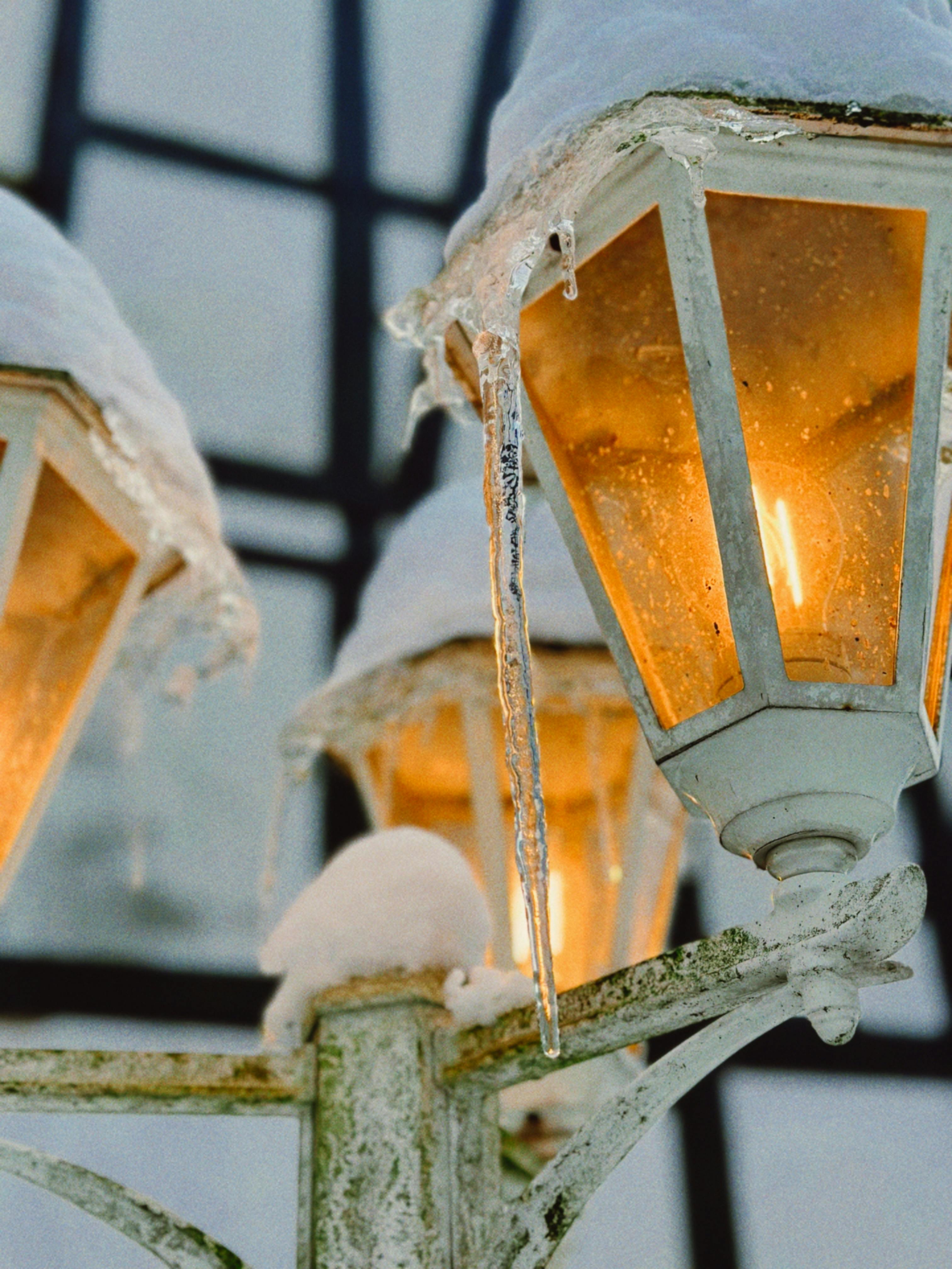 Enchanting snow-covered lanterns emit a warm glow, encapsulating the beauty of winter nights.