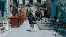 摄影师拍摄了城市街道的照片，街道风景如画，两旁有餐厅和复古建筑