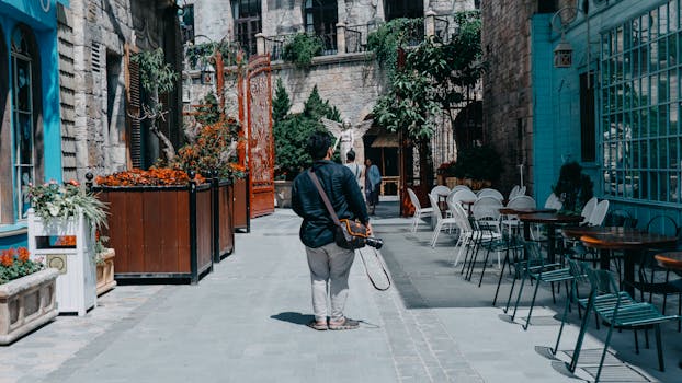 摄影师拍摄了城市街道的照片，街道风景如画，两旁有餐厅和复古建筑