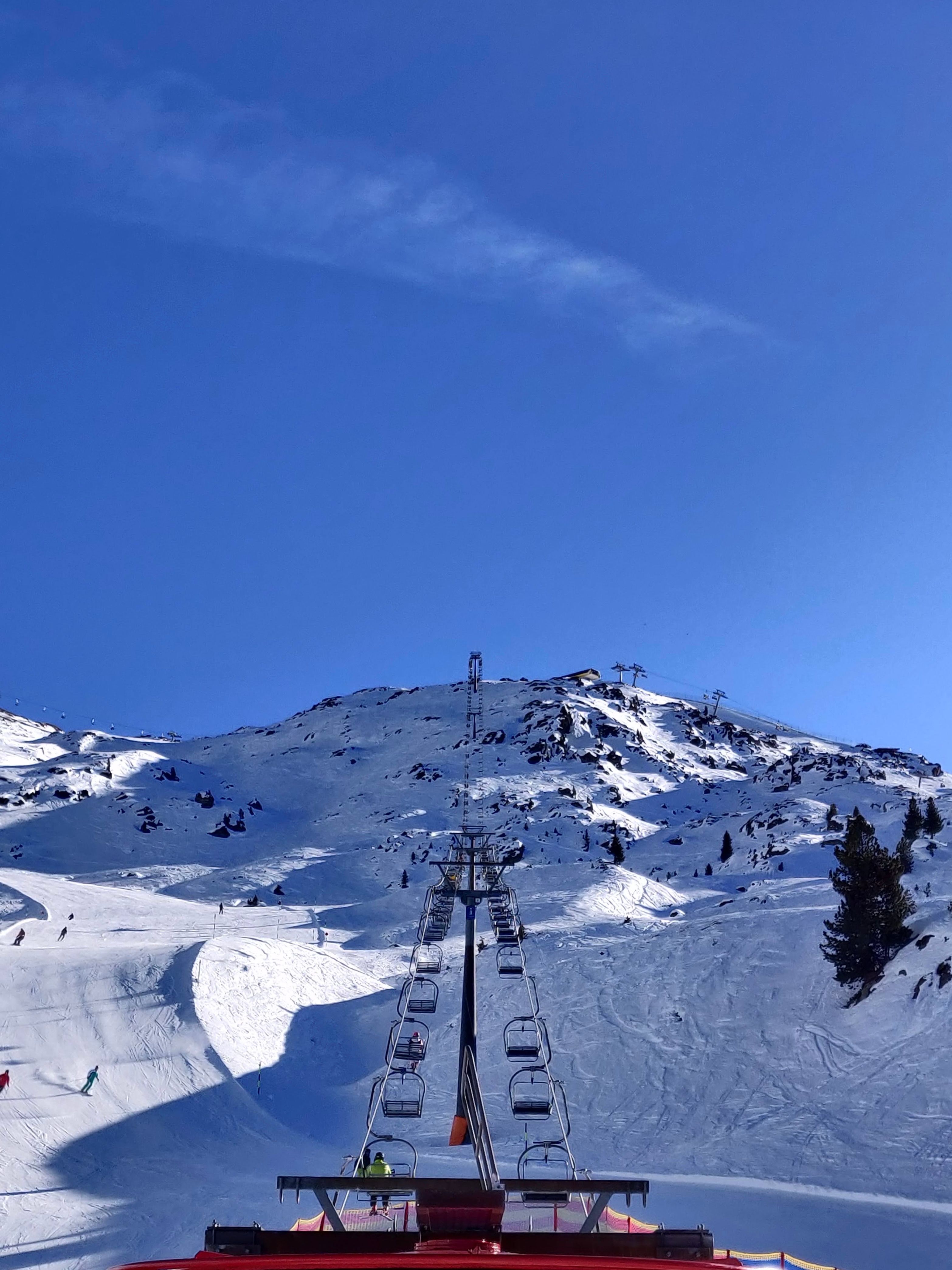 Skilift op besneeuwde berg