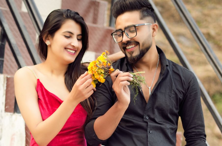 Online dating: starting a conversation on a niche platform