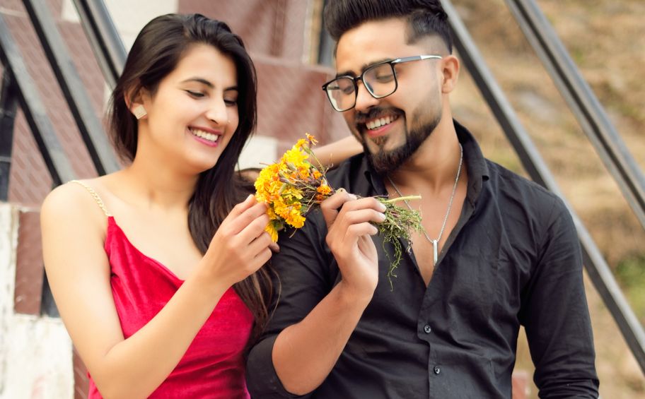 Online dating: starting a conversation on a niche platform