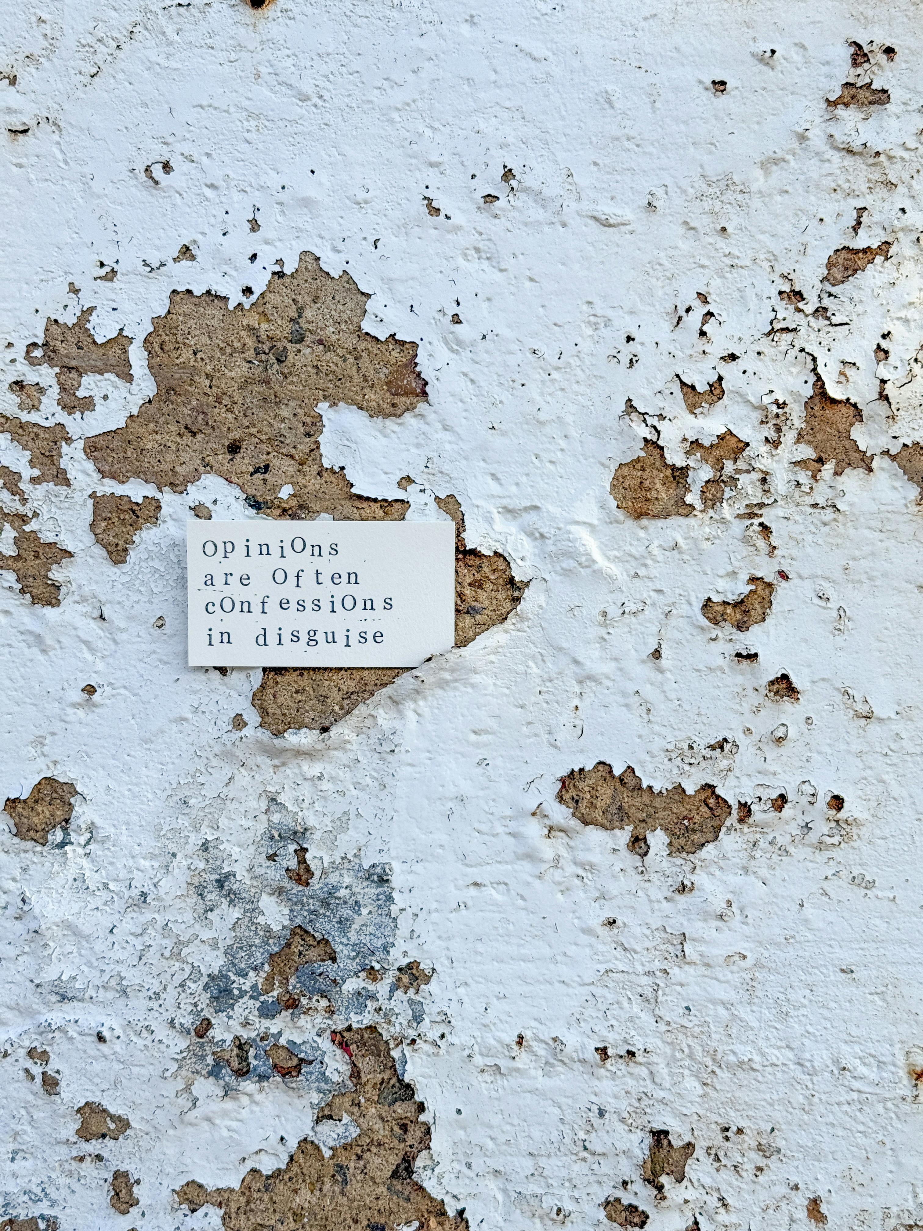 免费 质朴的墙壁背景，在剥落的油漆中，写着一句发人深省的名言。 素材图片