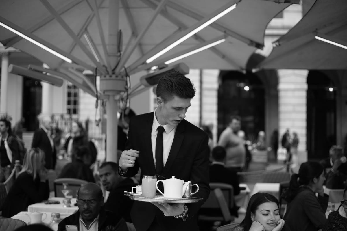 Servizio ai tavoli in ristorante turistico italiano