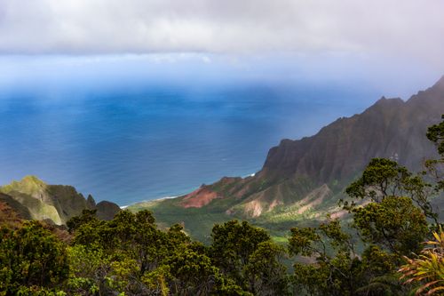 Free A breathtaking view of the Na Pali Coast in Kauai, showcasing lush greenery and dramatic cliffs. Stock Photo