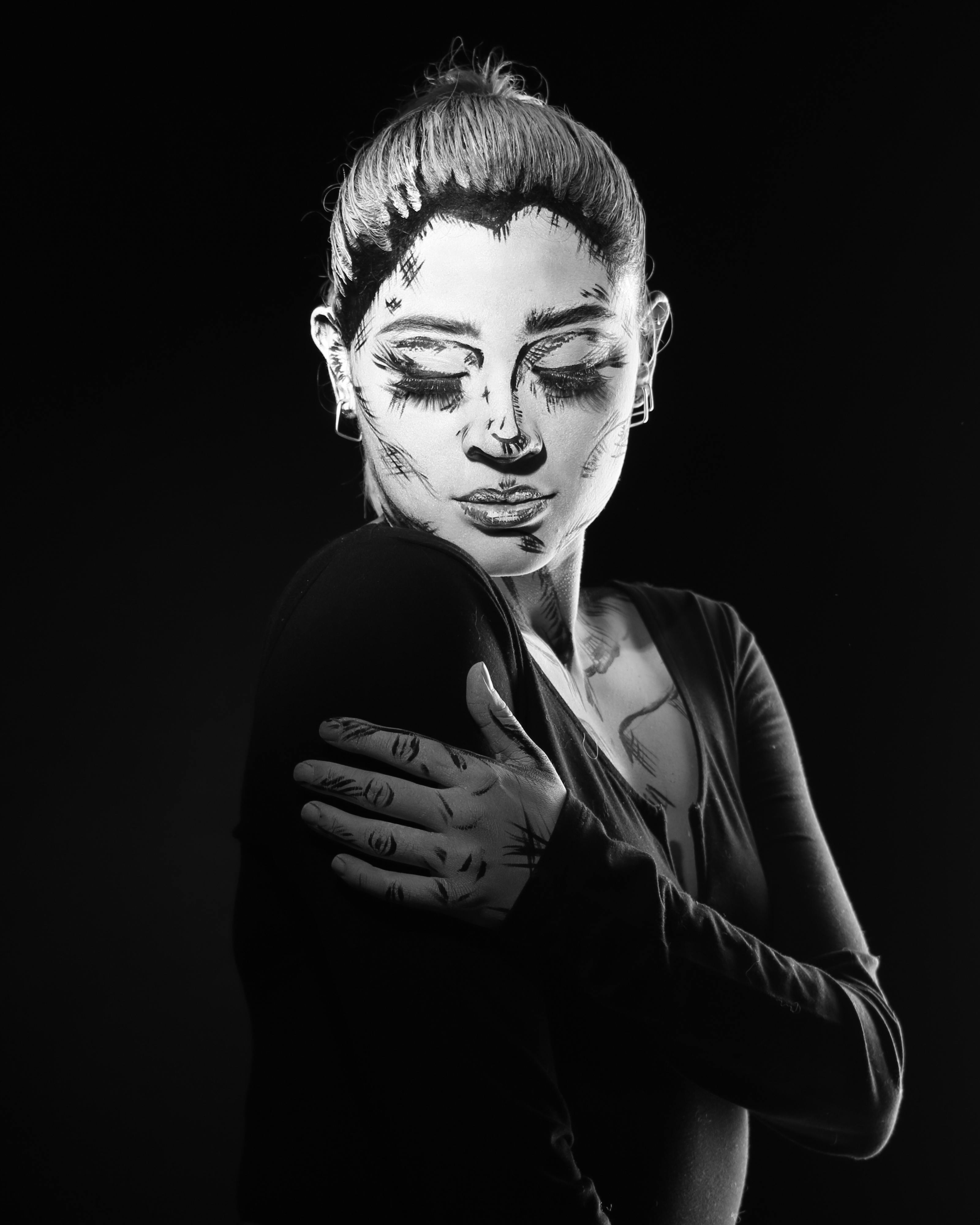 Ücretsiz Pop art makyajlı, etkileyici yüz hatlarını vurgulayan bir kadının sanatsal siyah beyaz portresi. Stok Fotoğraflar