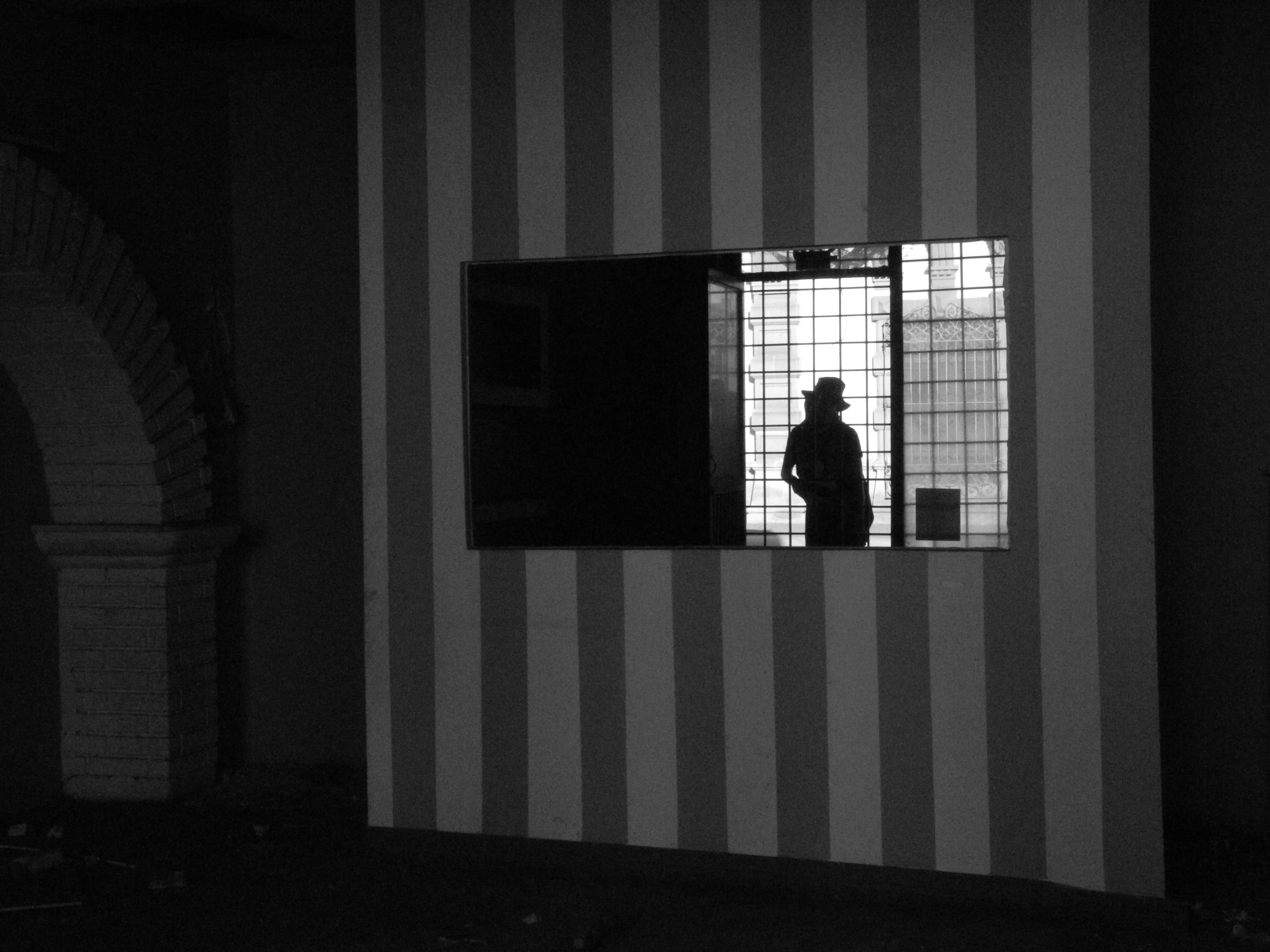 Ücretsiz Meksika'nın León de los Aldama kentindeki bir binanın cam penceresindeki çarpıcı siluet yansıması. Stok Fotoğraflar