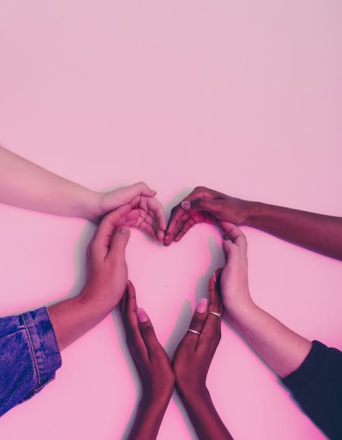 Mãos Humanas Formando Um Coração Na Superfície Branca