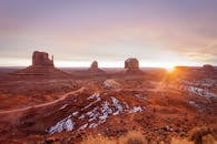 亚利桑那州纪念碑谷的丘陵和平顶山日出景观令人惊叹