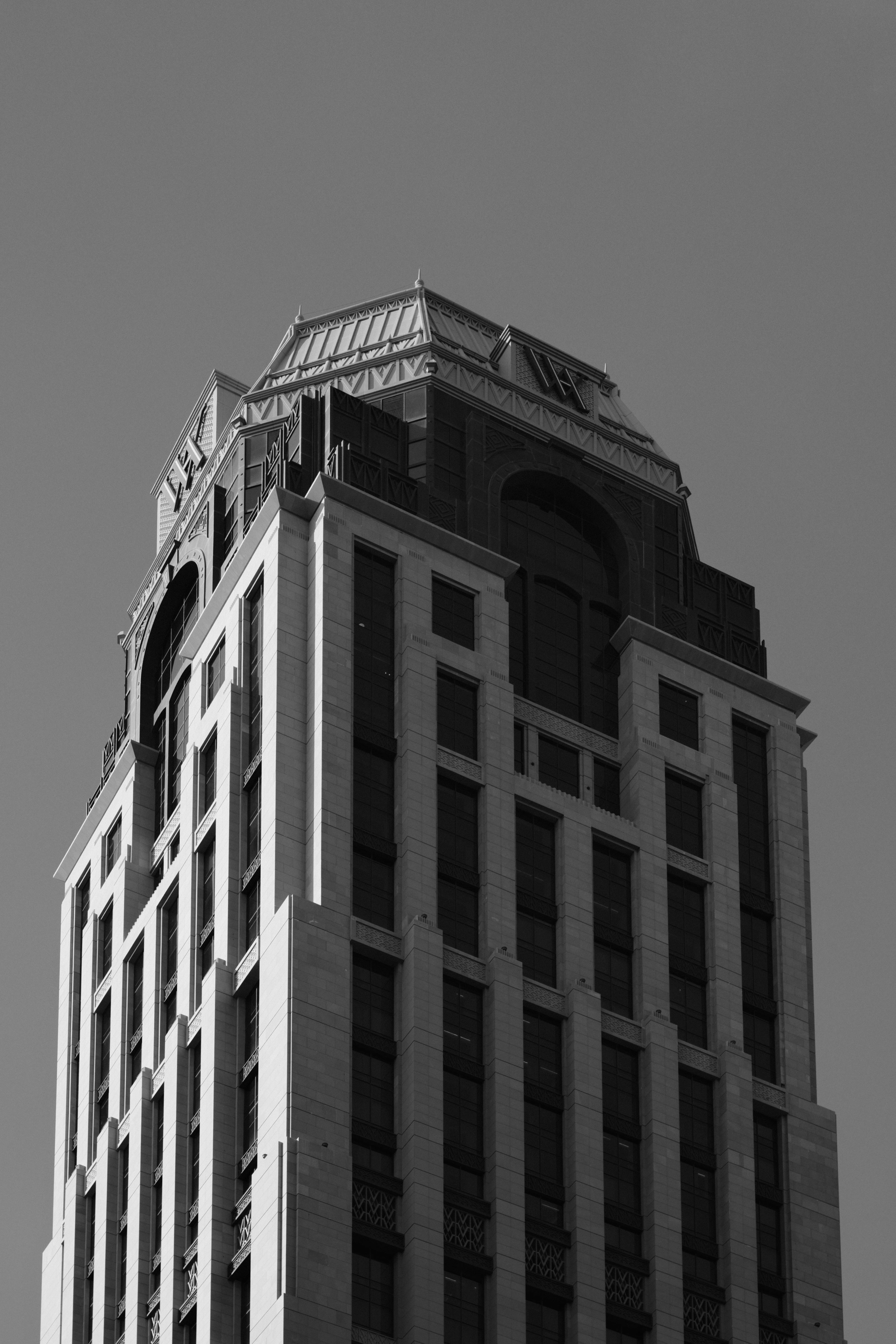 gratis Zwart-witfoto van een moderne toren in Qatar, waarop geometrische architectuur is vastgelegd. Stockfoto