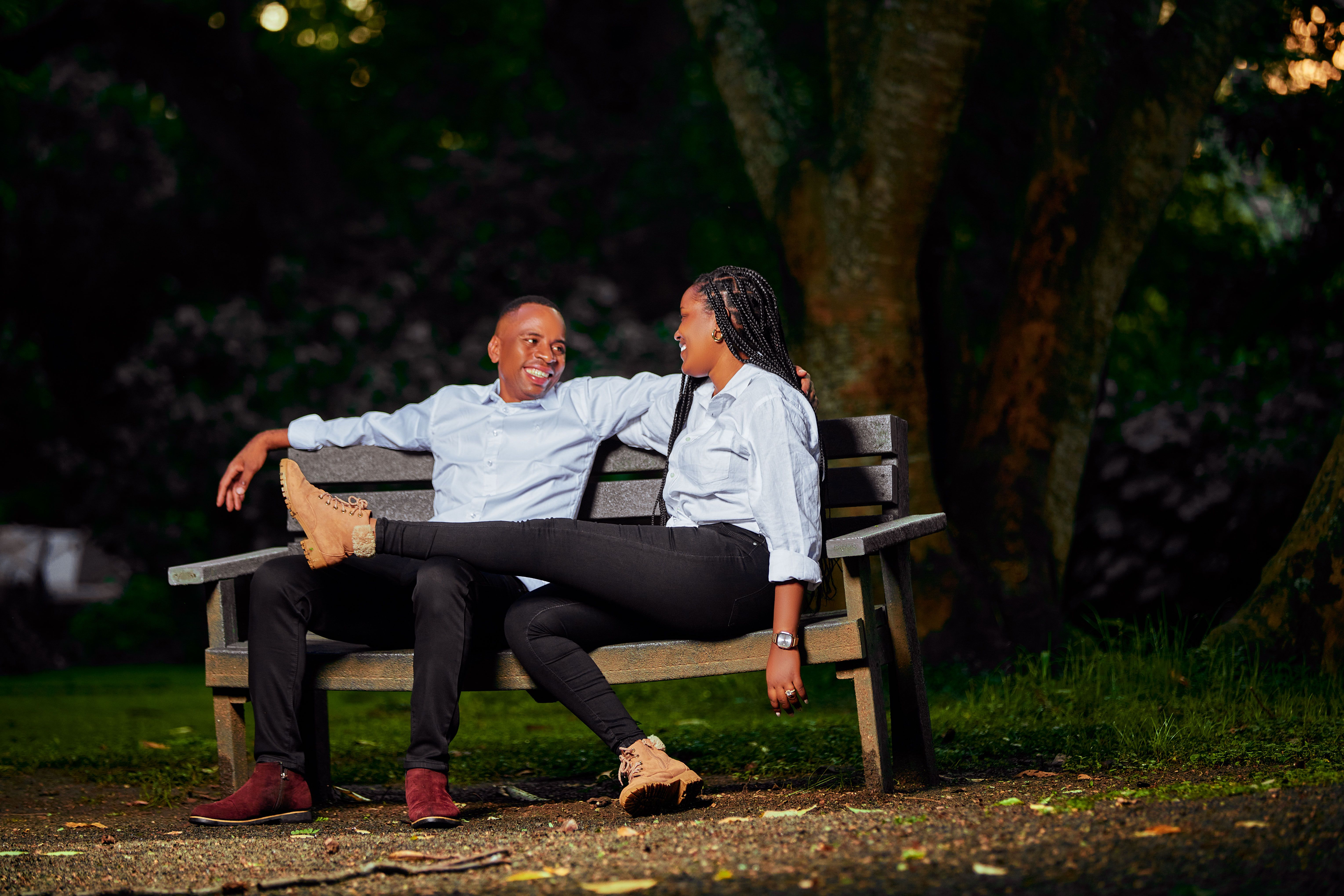 Conversación Informal En Un Banco De Parque Al Aire Libre · Foto de ...