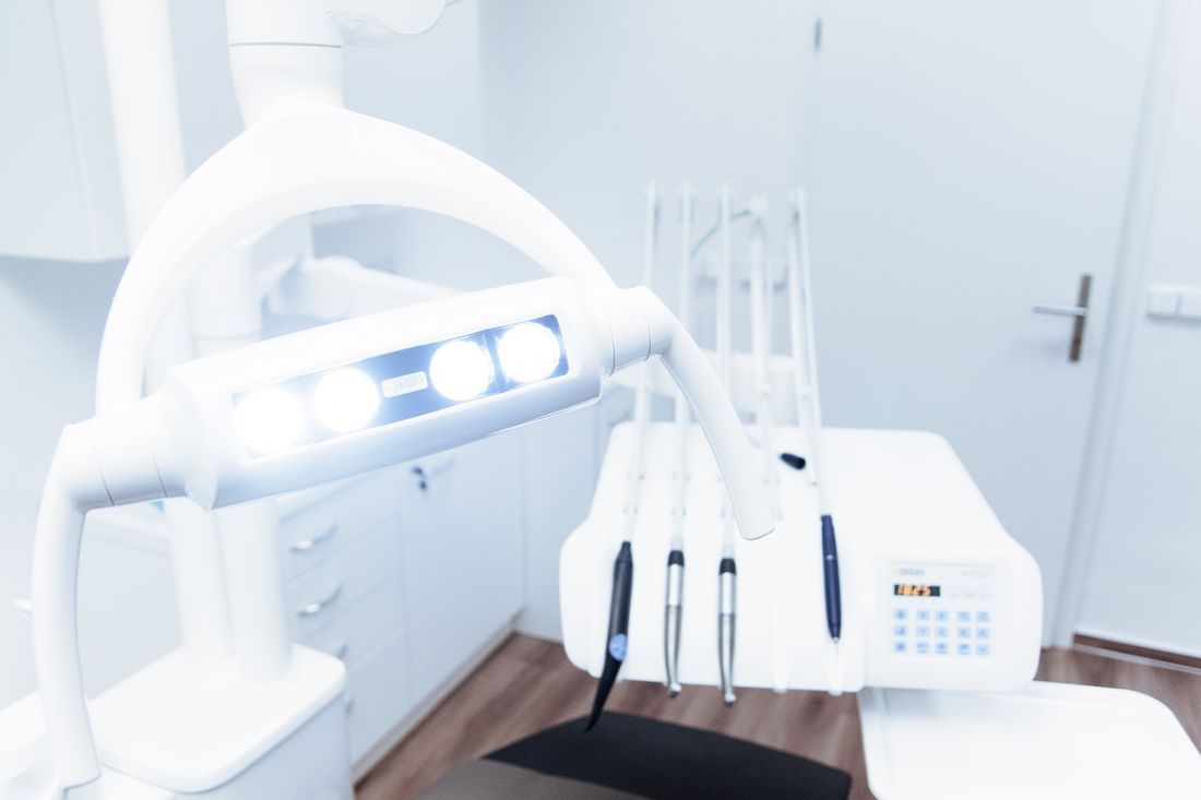 Fotografia ilustrativa de cadeira e equipamentos de consultório odontológico