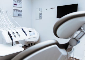 Dentista pediátrica a interagir com criança durante consulta dentária