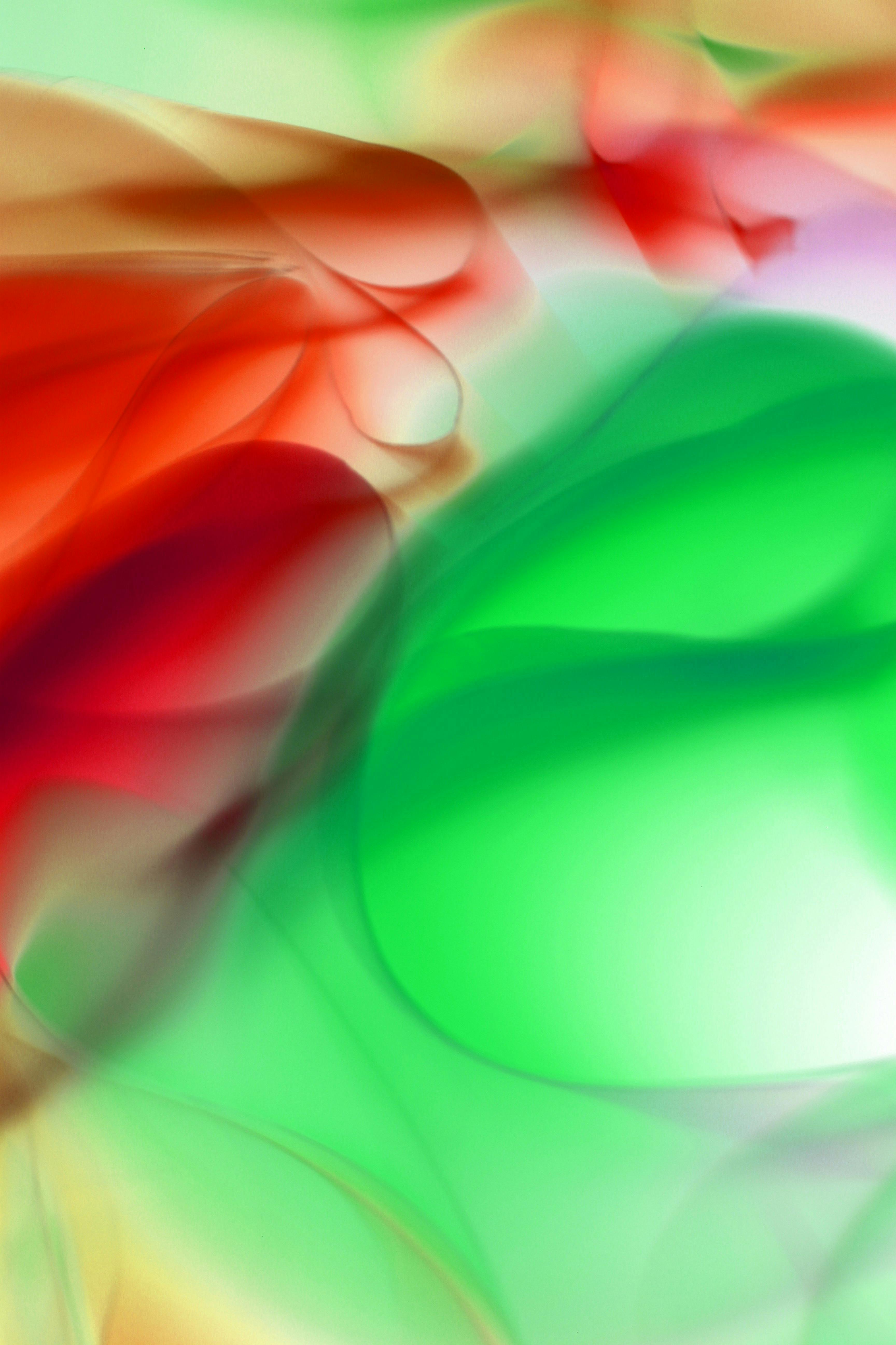 Kostenlos Farbenfrohes abstraktes Kunstwerk mit leuchtenden Rot- und Grüntönen und fließenden Mustern. Stock-Foto