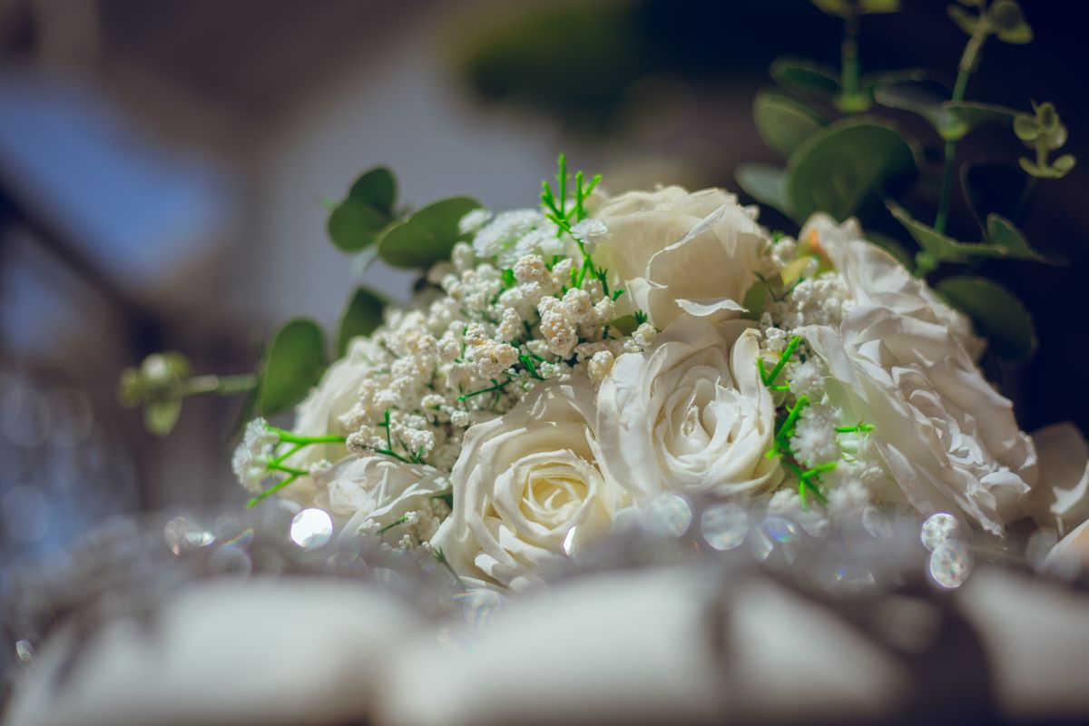 Détail d'un bouquet de mariée de roses blanches
