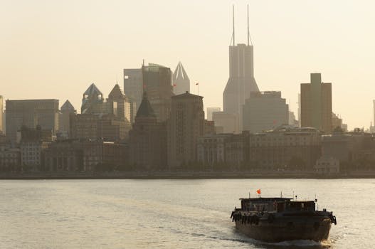 Vista panoramica dello skyline di Shanghai da una barca sul fiume Huangpu al tramonto.