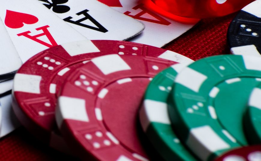 Verschiedene Glücksspiele im Online Casino mit Dealer und Spielautomaten