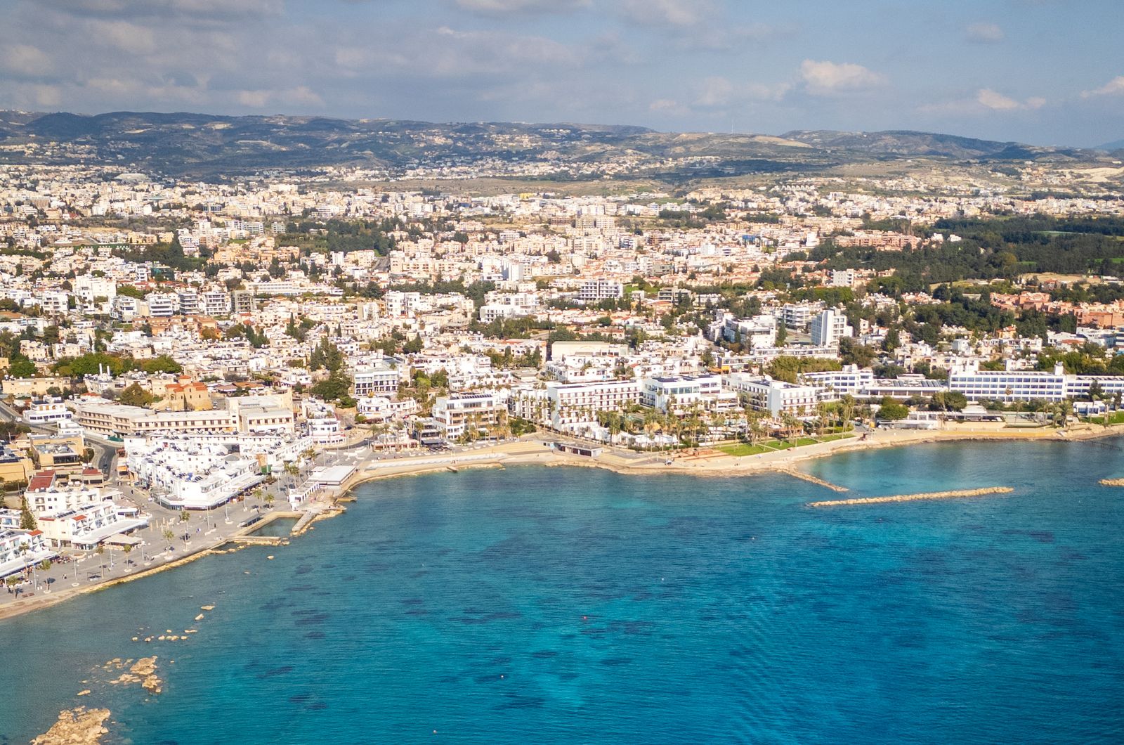 Cazare în Paphos: orașul urcă de la port spre Ktima, văzut din dronă