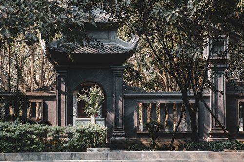 Free Serene stone archway surrounded by lush foliage, captured in Ninh Bình, Vietnam. Stock Photo