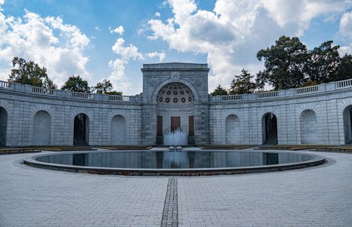 Free Capture of a neoclassical monument in Washington DC featuring a symmetrical arch and fountain. Stock Photo