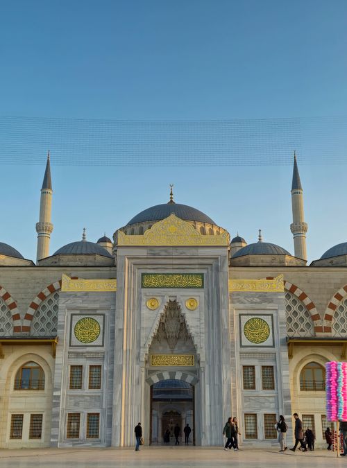Free The stunning Camlica Mosque in Istanbul captures the essence of Turkish architecture at dusk. Stock Photo