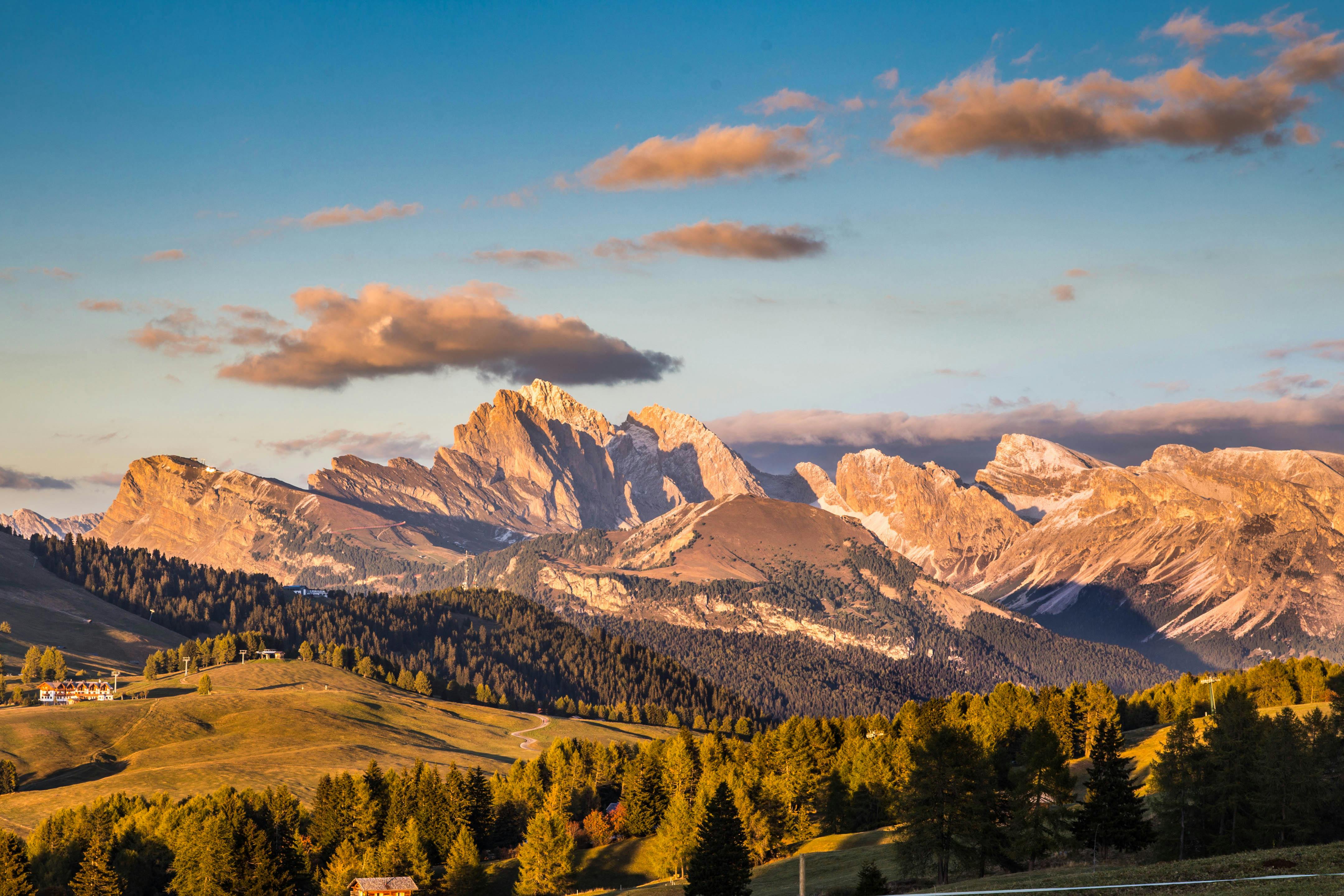 金色天空下，山峰、森林与丘陵的景色令人惊叹