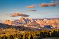 金色天空下，山峰、森林与丘陵的景色令人惊叹