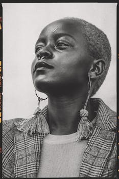 一位自信的黑人女性单色肖像