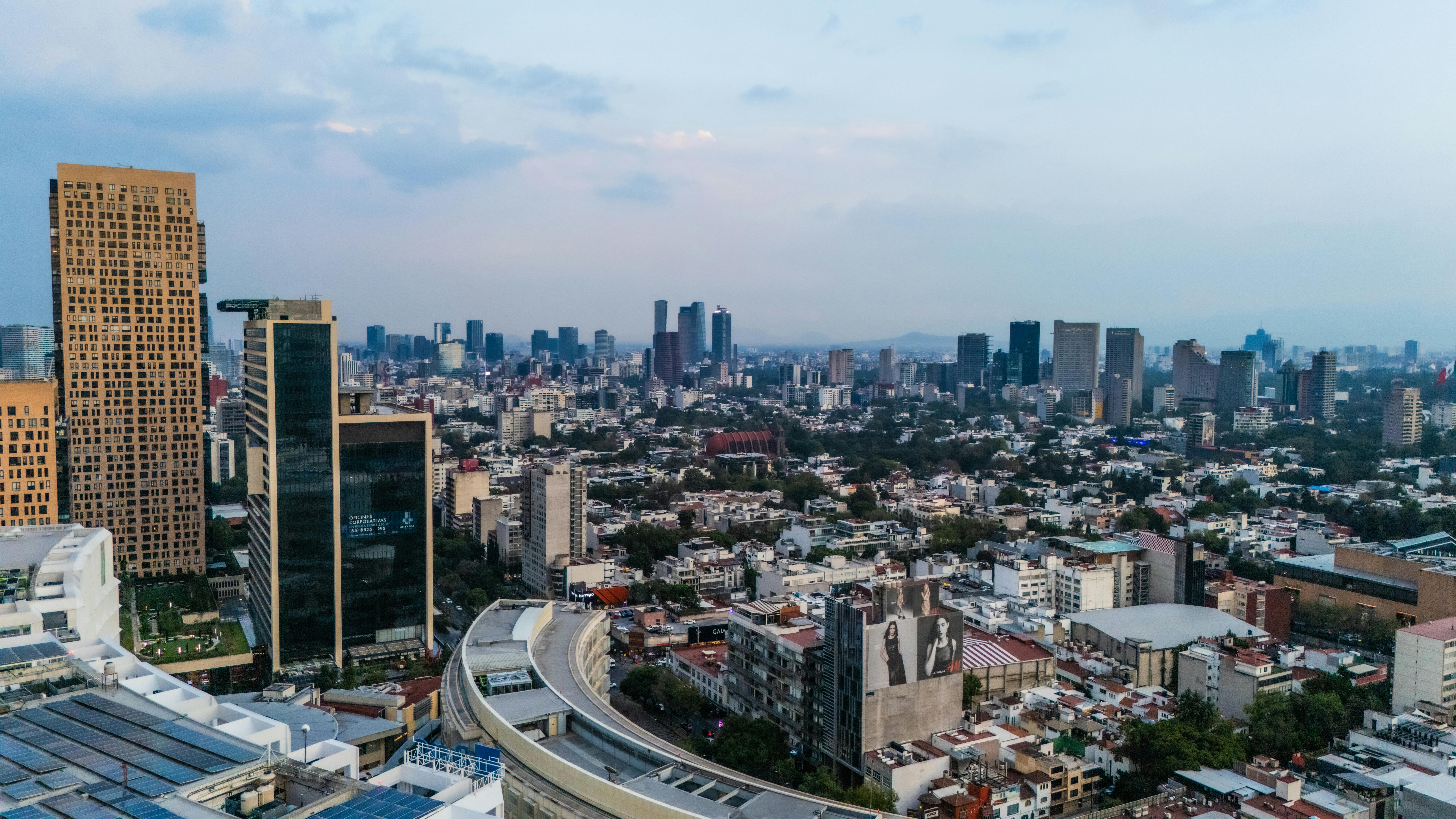 ingyenes Panorámás légi felvétel Mexikóváros látképére, amely tiszta ég alatt modern építészetet mutat be. Stockfotó