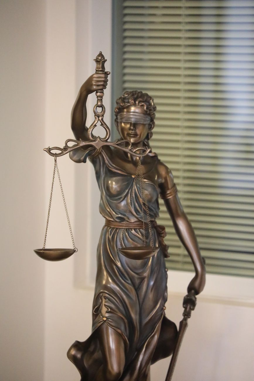 Binnen staat een bronzen beeld van Vrouwe Justitia, dat symbool staat voor eerlijkheid.