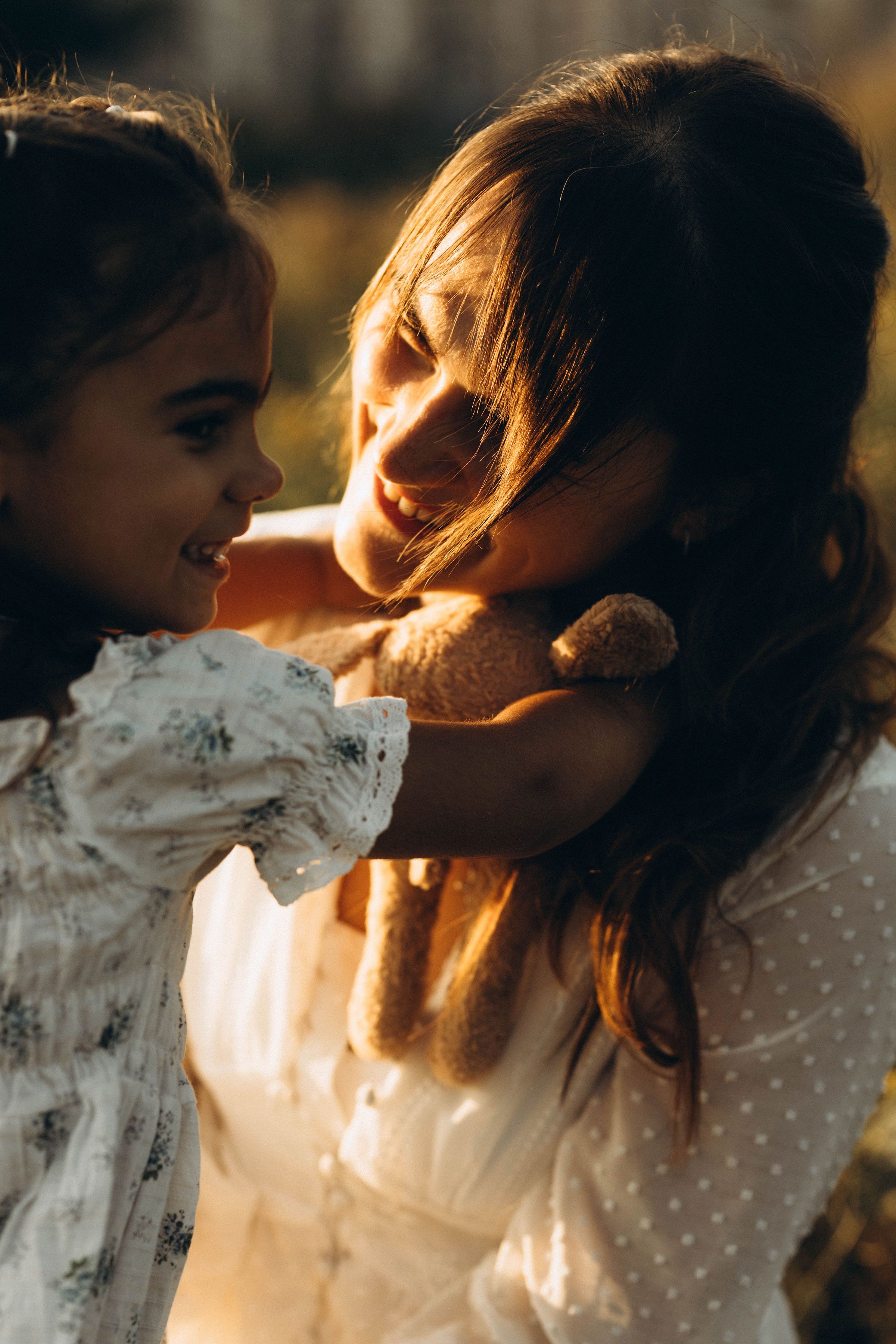 Madre E Hija Disfrutando De Un Día Soleado Al Aire Libre · Foto de ...