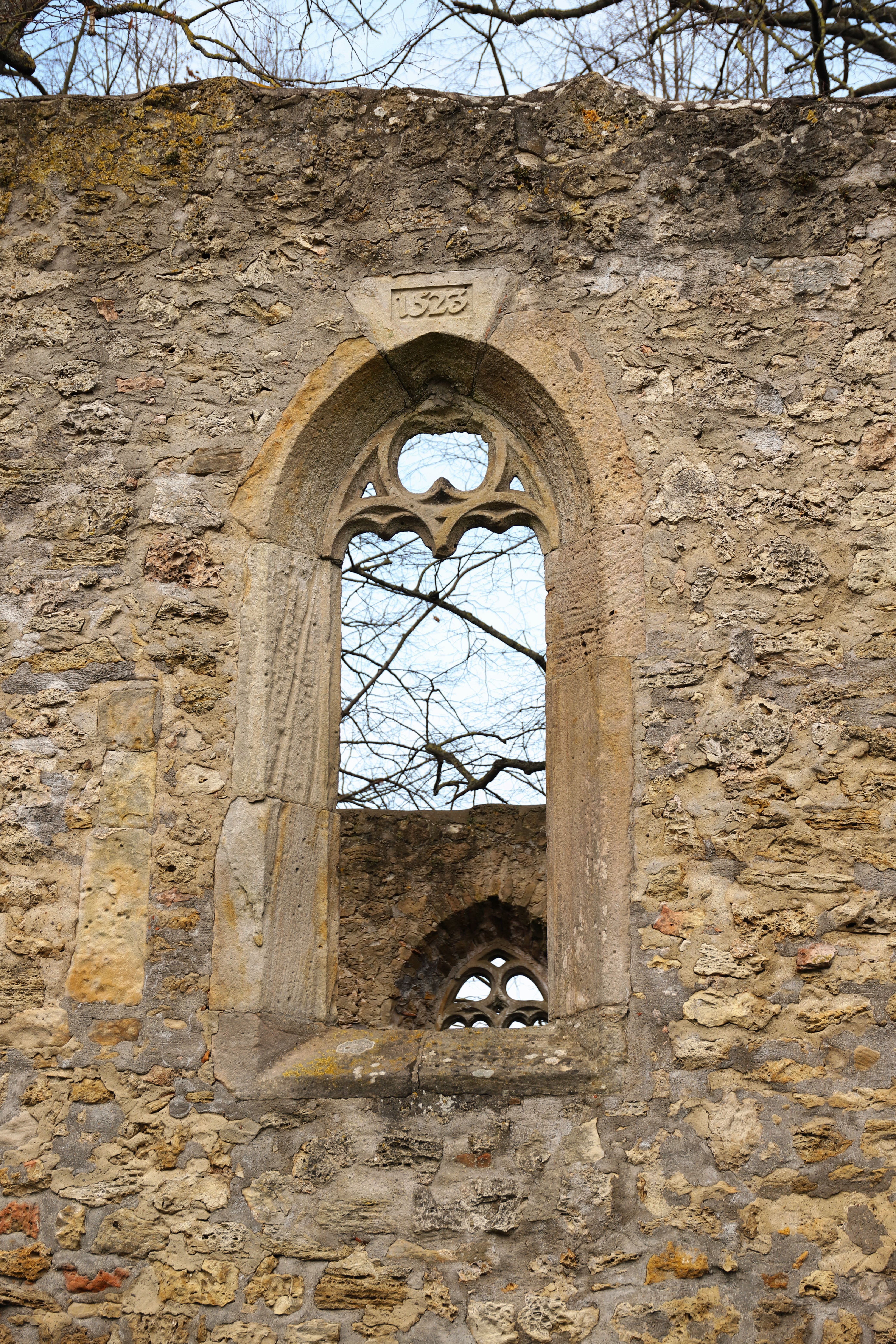 Fotomural Antigua ventana de iglesia de piedra con ruinas de arquitectura gótica, que muestra la artesanía antigua.