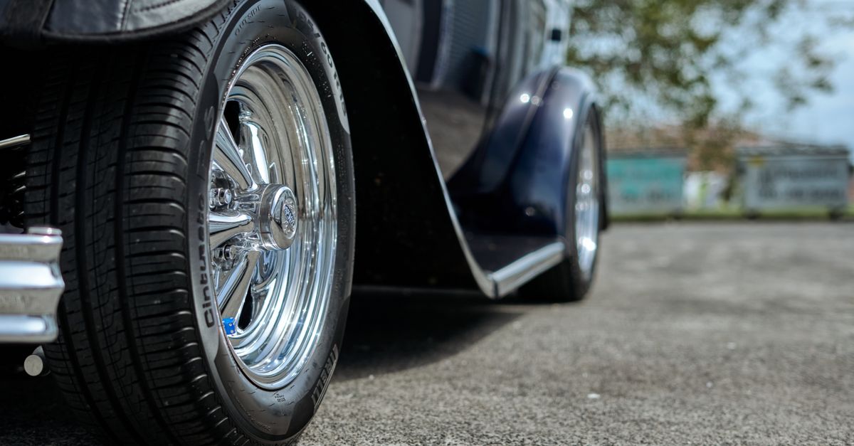 Closeup of Vintage Hot Rod Wheel in Auckland · Free Stock Photo