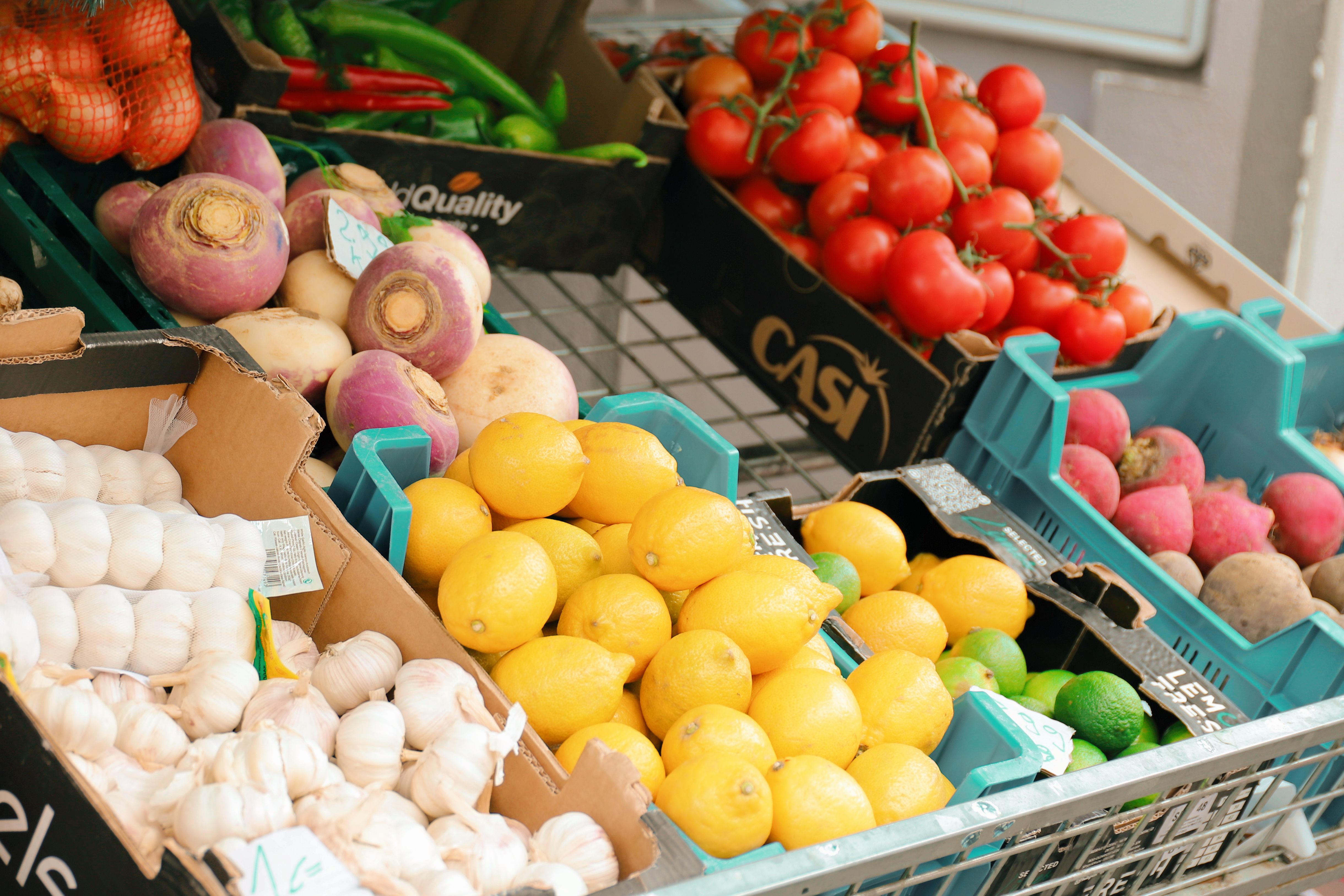 Bauernmarkt mit frischen Produkten