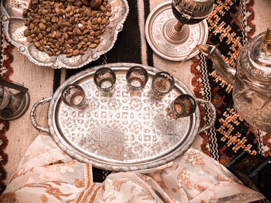Plateau traditionnel de thé marocain avec amandes, Marrakech