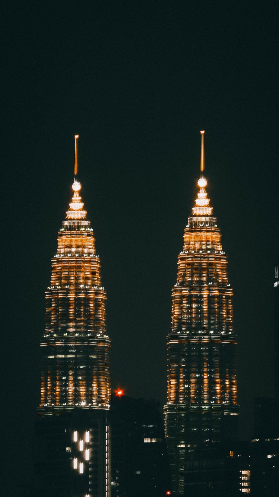 Petronas Towers v Kuala Lumpur nasvícené v noci