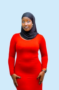 Aduh, Midjourney baru aja rilis AI image model terbaru setelah hampir setahun lamanya nih, guys! Namanya si V7, katanya sih ini model yang paling canggih dan kece sejauh ini. Gak cuma itu, model ini juga udah default personalization, jadi langsung disesuaikan sama preferensi visual lo. Bisa pilih antara Turbo dan Relax, sesuai kebutuhan masing-masing. Terus ada fitur Draft Mode juga yang bisa ngerender gambar lebih cepet dan murah. Meskipun masih ada beberapa kemampuan yang belum tersedia untuk V7, kayak image upscaling dan retexturing, itu bakal segera di-update kok. - aduh 1