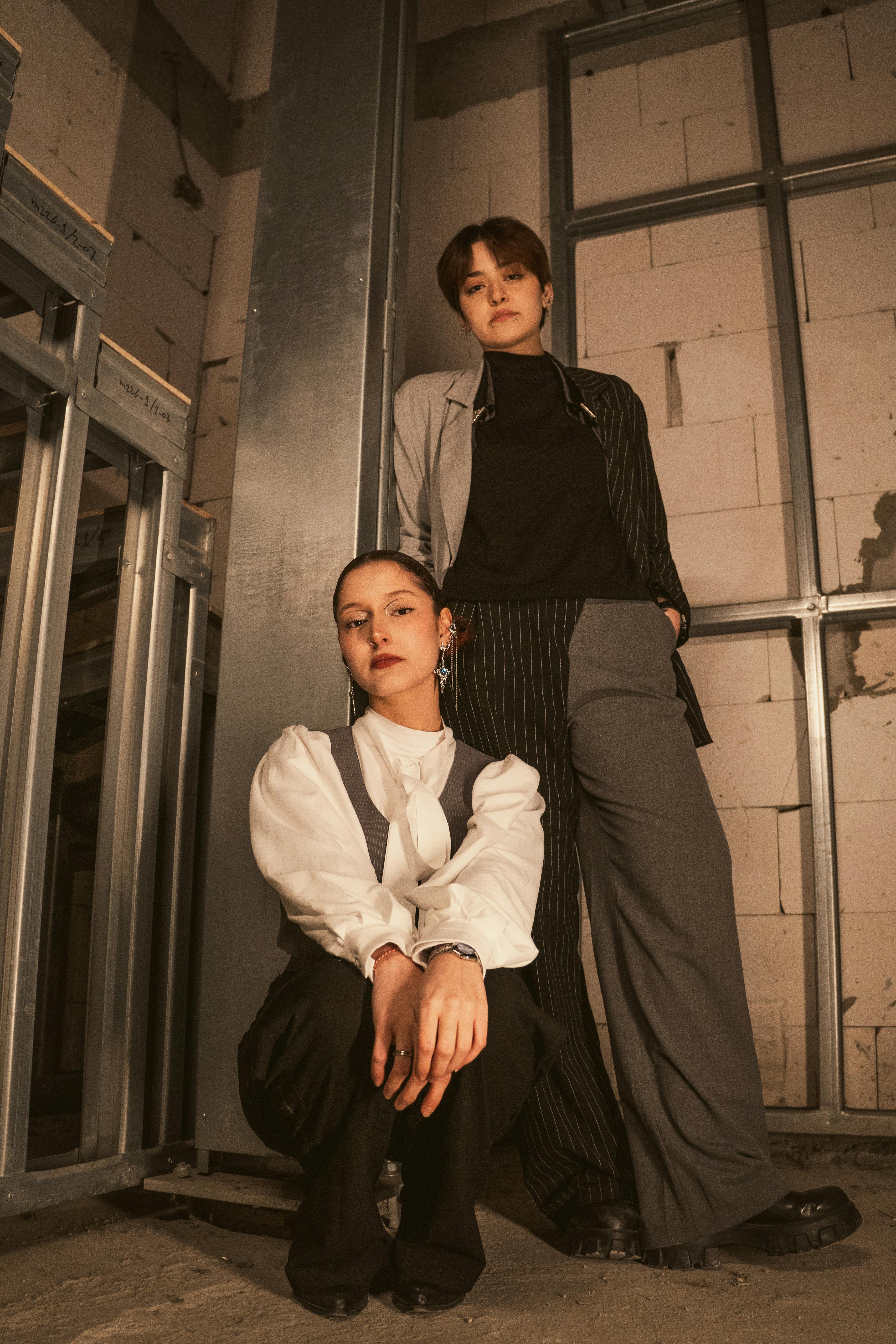 Gratis Adultos jóvenes con estilo posando en un interior industrial moderno. Foto de stock