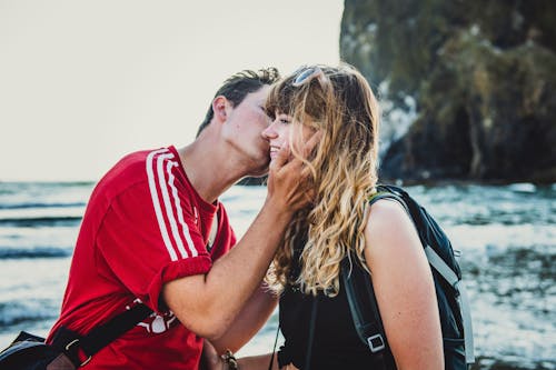 女性にキスする男性の写真