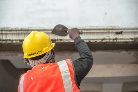 Flooring team planning material quantity and project estimate on site