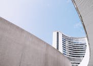 一座采用混凝土和玻璃的现代建筑引人注目，映衬着清澈的蓝天