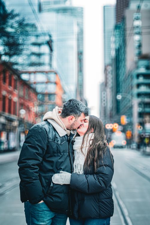 Pareja Besándose En Una Calle De Invierno En Toronto · Foto de stock ...