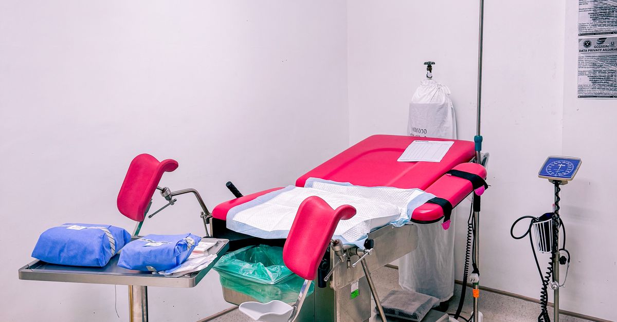 Modern delivery room setup with medical equipment · Free Stock Photo