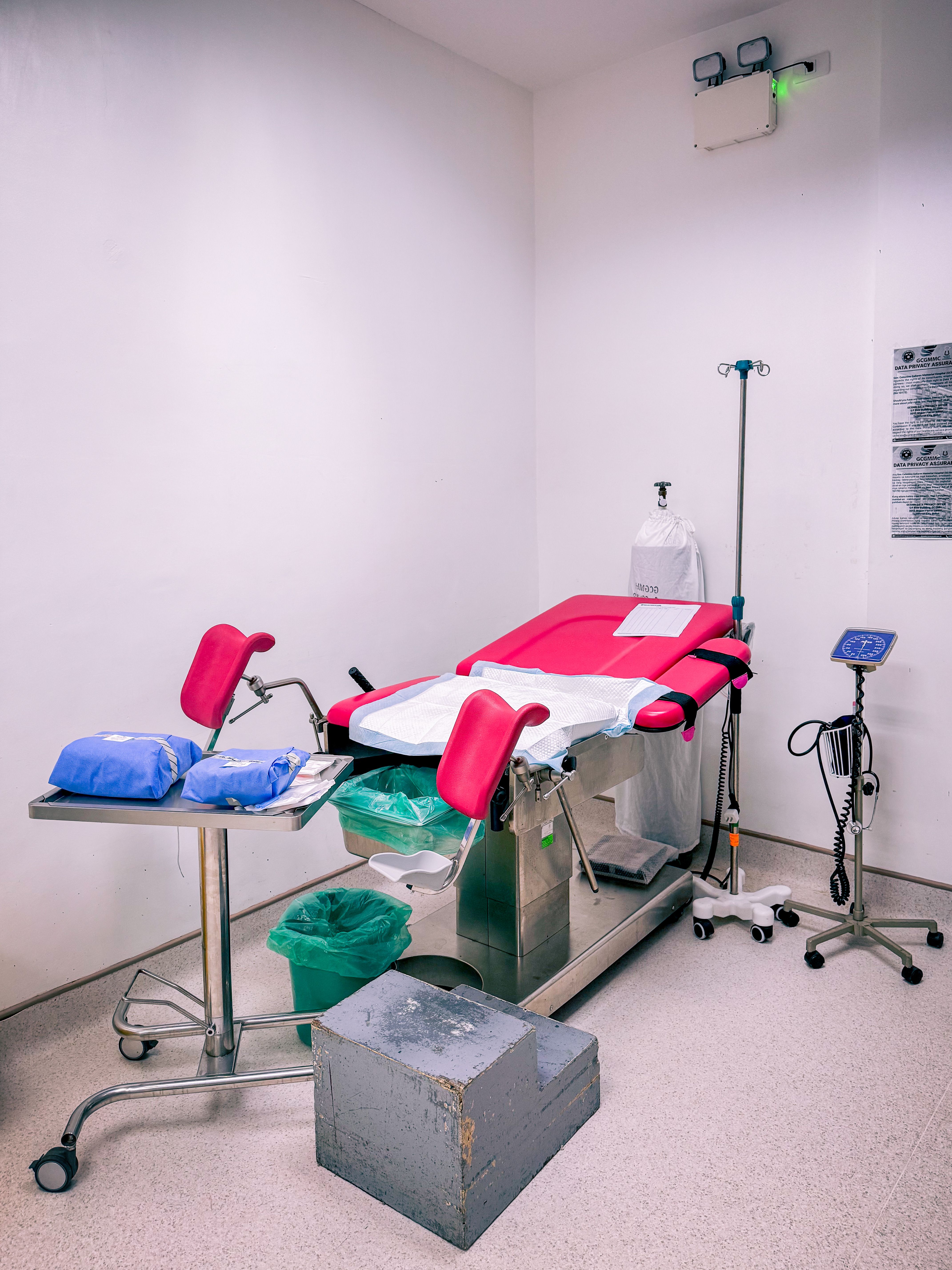 Moderna Sala De Partos Equipada Con Equipamiento Médico · Foto de stock ...