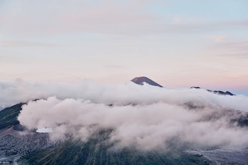 白天山的鸟瞰图